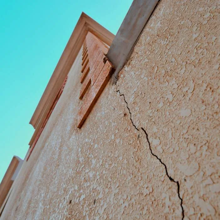 fissure sur une façade de maison à mios